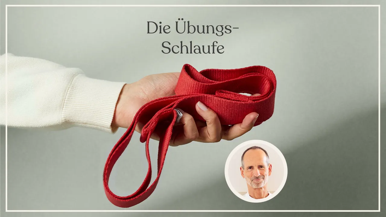 Eine Hand hält die rote Übungsschlaufe von Liebscher & Bracht.  Ein Profilbild von Roland Liebscher-Bracht ist zu sehen.