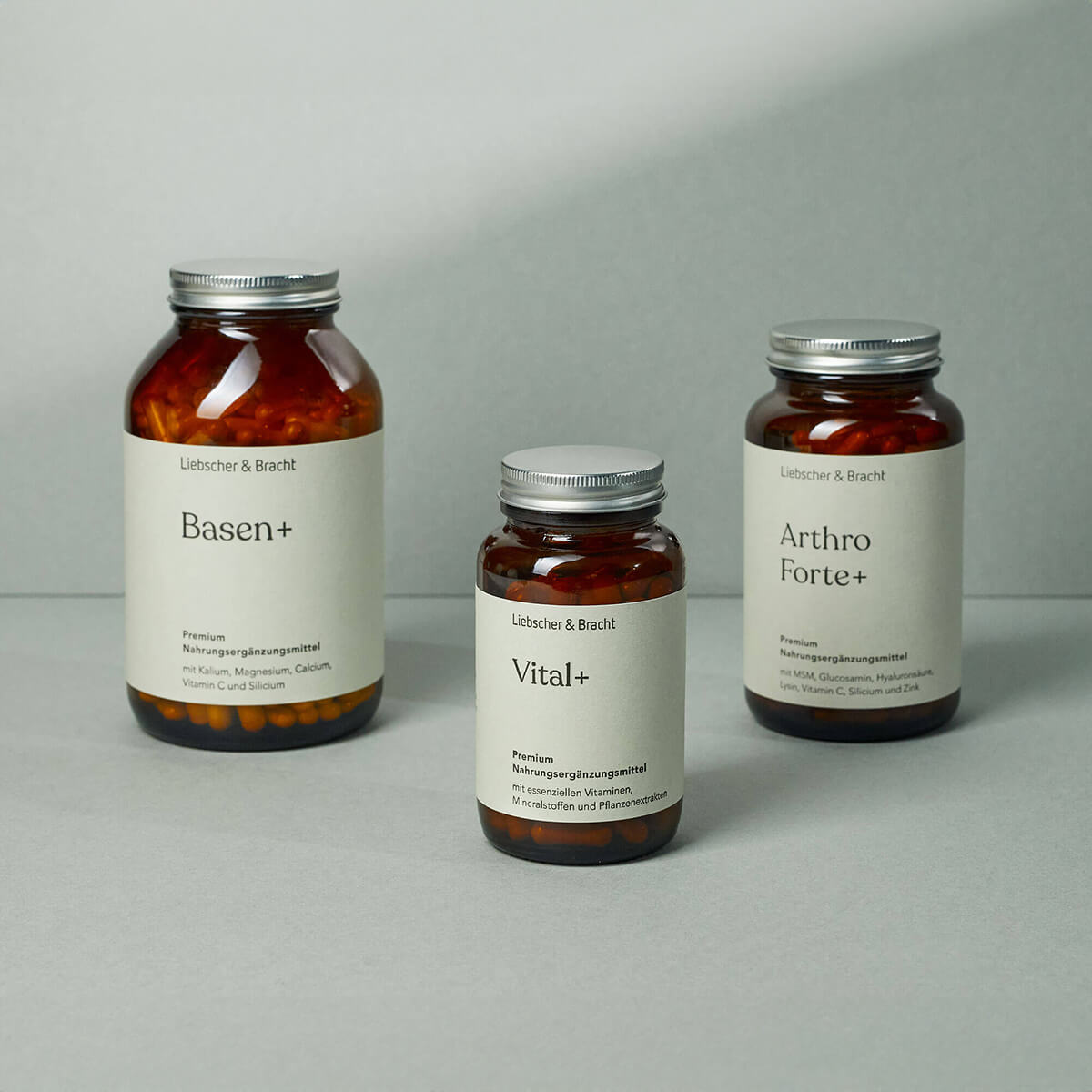 Basen+, Vital+ und Arthro Forte+ Nahrungsergänzungsmittel von Liebscher & Bracht in braunen Glasbehältern
