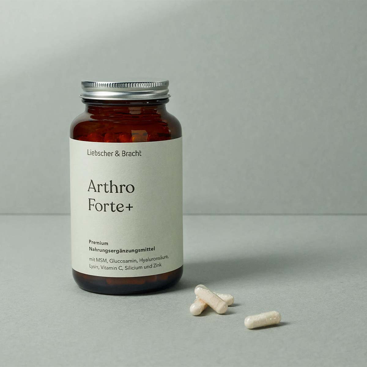 Das Nahrungsergänzungsmittel Arthro Forte+ wird in einem braunen Glasbehälter präsentiert. 