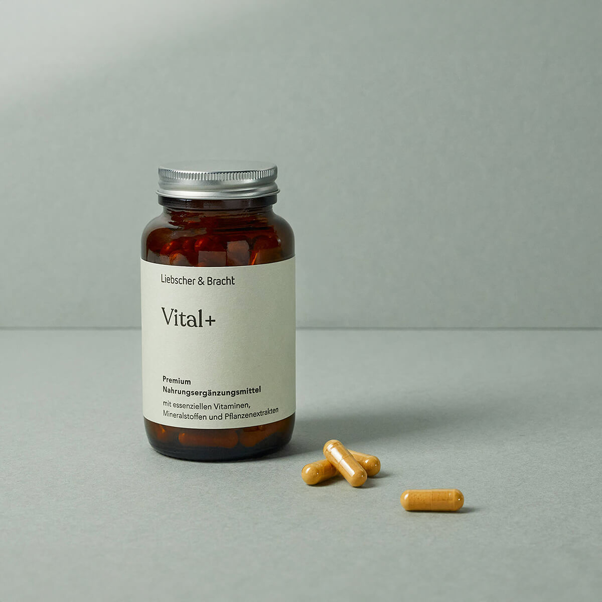 Das Nahrungsergänzungsmittel Vital+ wird in einem braunen Glasbehälter präsentiert. 
